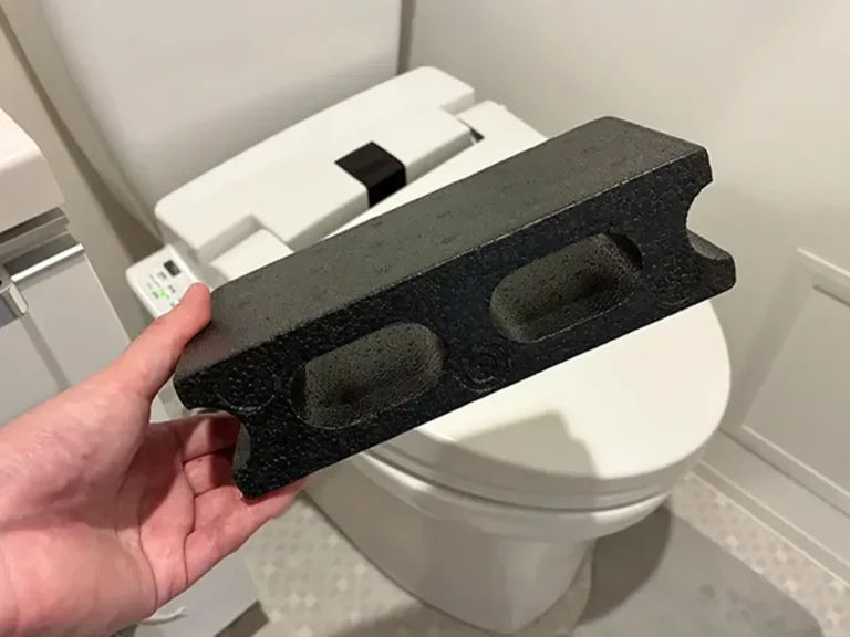 トイレで手にするセリアのミニブロック(撮影:grapeライフハック編集部)