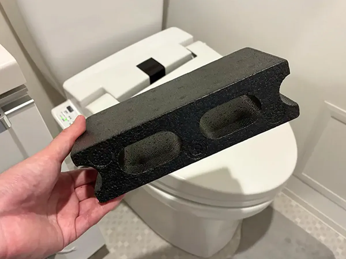 トイレで手にするセリアのミニブロック(撮影:grapeライフハック編集部)
