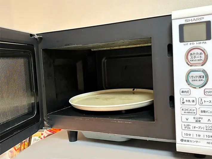 汚れ掃除をされる電子レンジ写真（撮影：grape編集部）