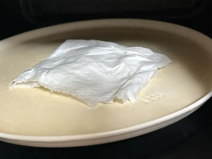電子レンジでアルカリ電解水温め中写真（撮影：grape編集部）