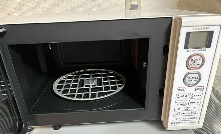 電子レンジ写真汚れを掃除しされている電子レンジ（撮影：grape編集部）
