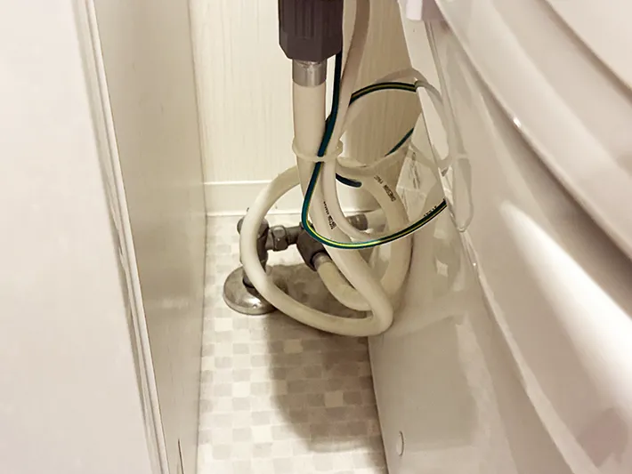 トイレの便器のそば（撮影：grapeライフハック編集部）