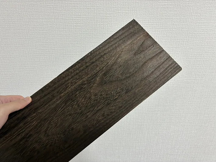 手に持つ木板（撮影：grapeライフハック編集部）