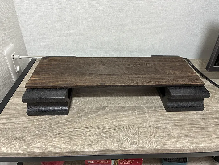 ミニブロックと木板で作ったディスプレイ棚（撮影：grapeライフハック編集部）