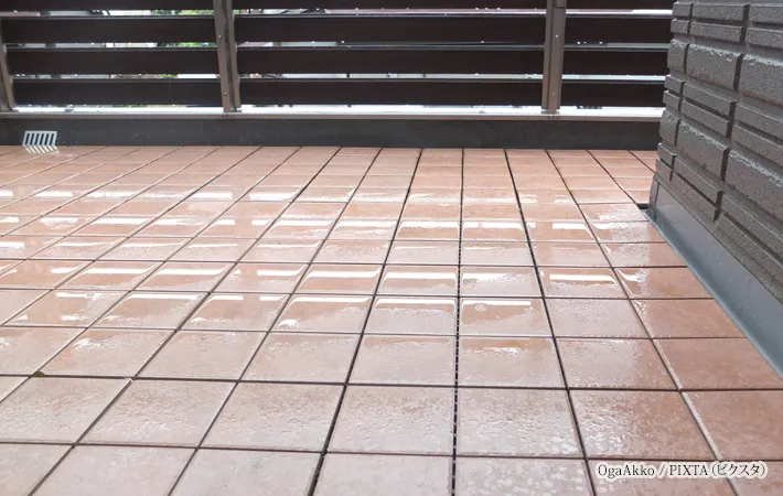 『雨上がりのベランダのタイル』の写真