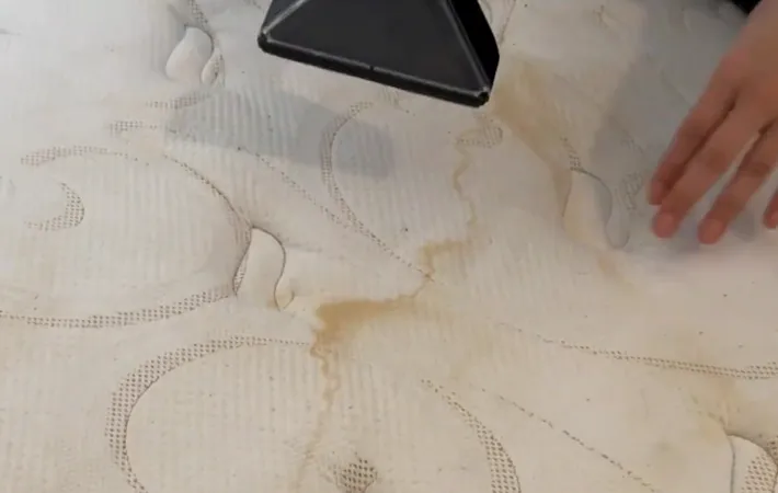 『マットレスの黄ばみをクリーナーで吸い取る』写真（撮影：Heulie）