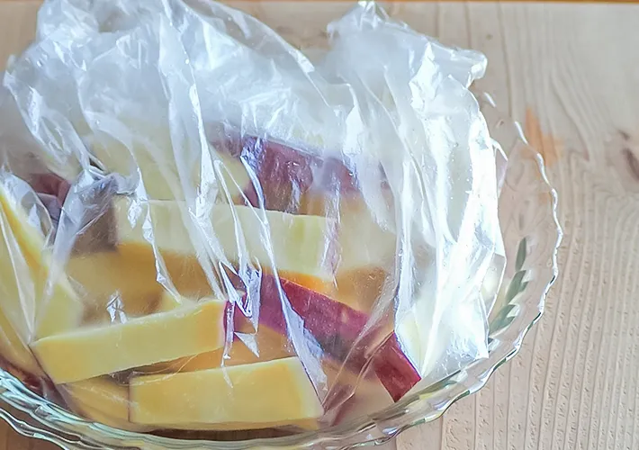 『サツマイモの鶏甘酢がらめ』を作る写真