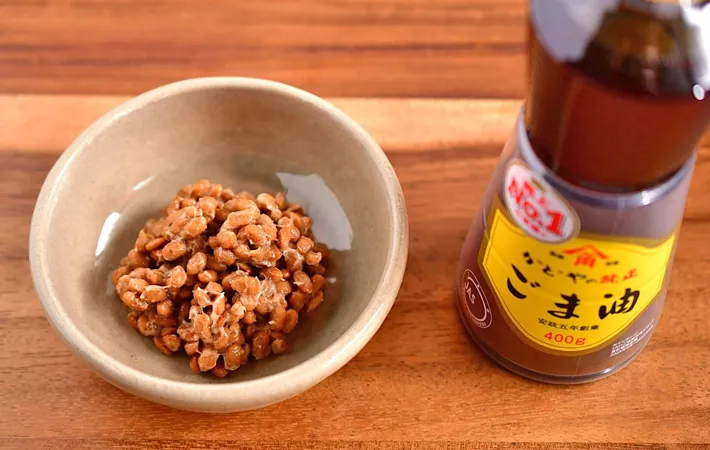 『納豆とごま油』の写真（撮影：小泉明代）