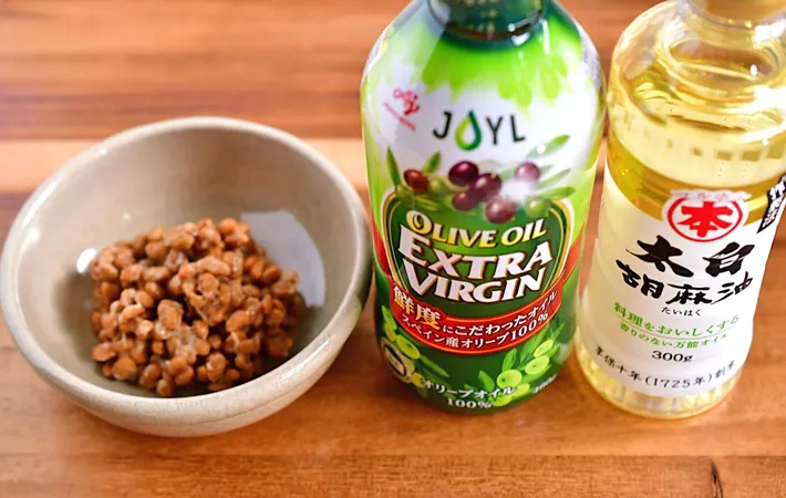 『納豆とオリーブオイル、太白胡麻油』の写真（撮影：小泉明代）