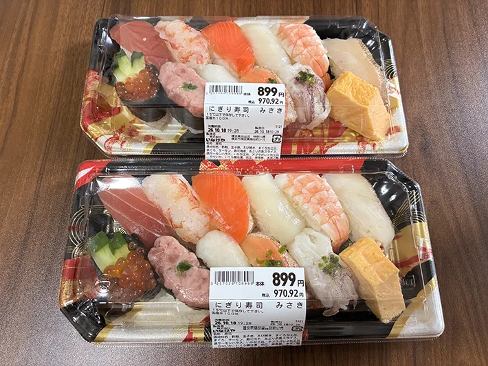 机に置いた2つのパック寿司（撮影：grapeフード編集部）
