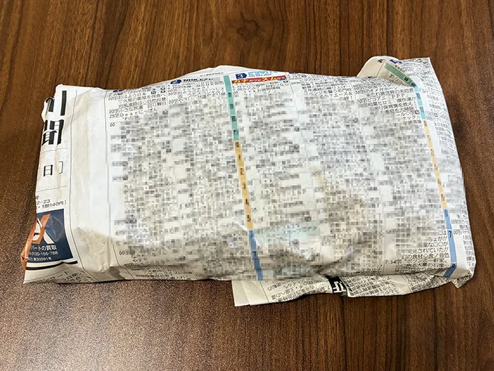 新聞紙を巻いたパック寿司（撮影：grapeフード編集部）