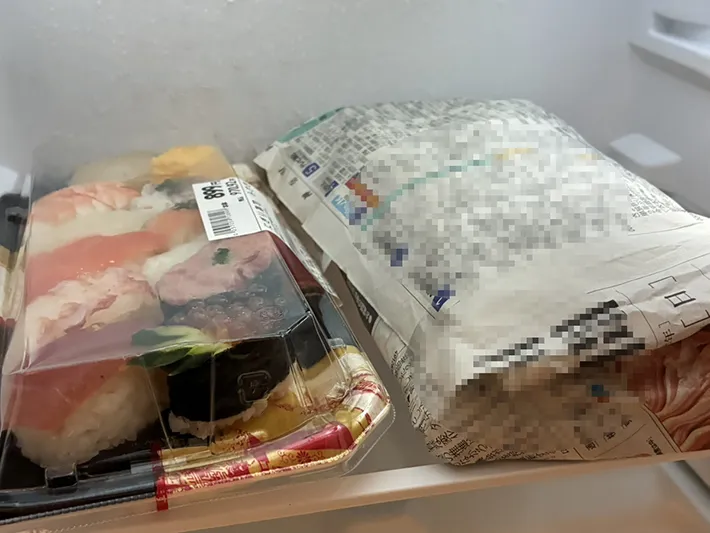 冷蔵庫に置いた2個のパック寿司（撮影：grapeフード編集部）