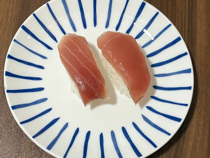 皿に置いた2貫のマグロの寿司（撮影：grapeフード編集部）