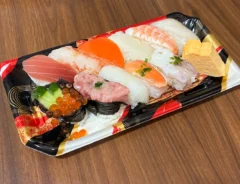 机に置かれたパック寿司（撮影：grapeフード編集部）