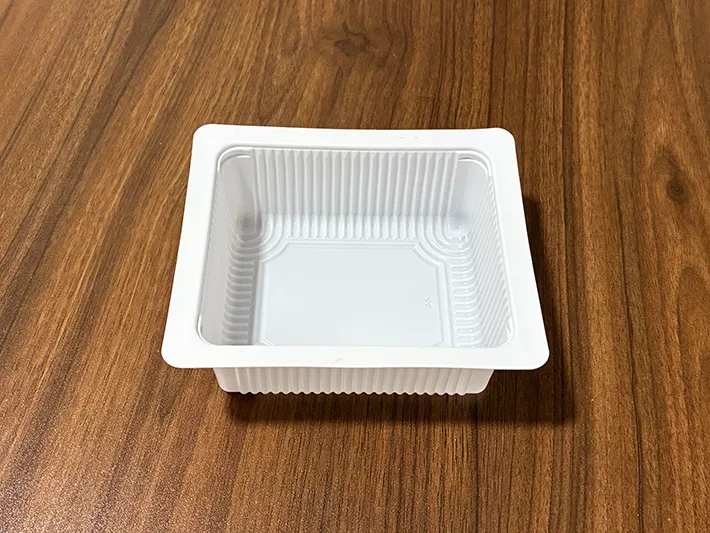 机に置かれた豆腐パック（撮影：grapeライフハック編集部）