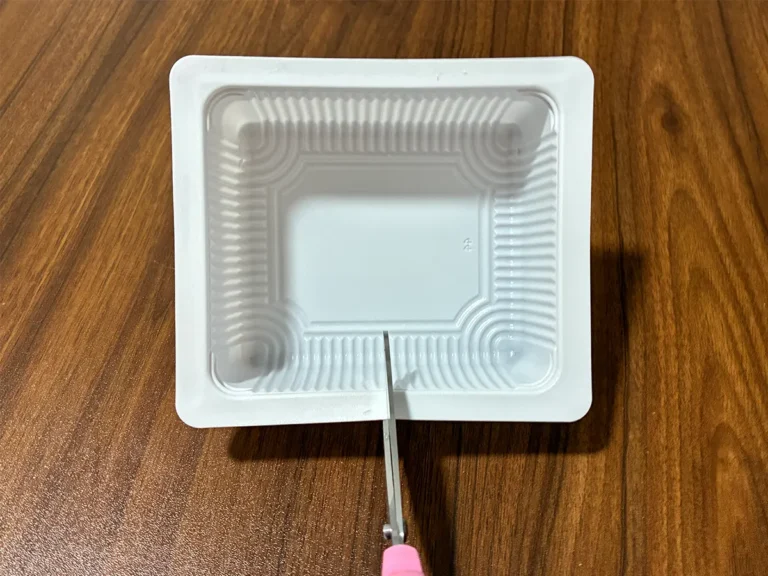 豆腐パックをハサミで切る場面（撮影：grapeライフハック編集部）