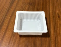 机に置かれた豆腐パック(撮影:grapeライフハック編集部)
