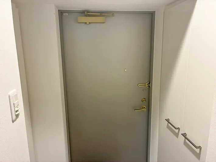 マンションの狭い玄関（撮影：grapeライフハック編集部）
