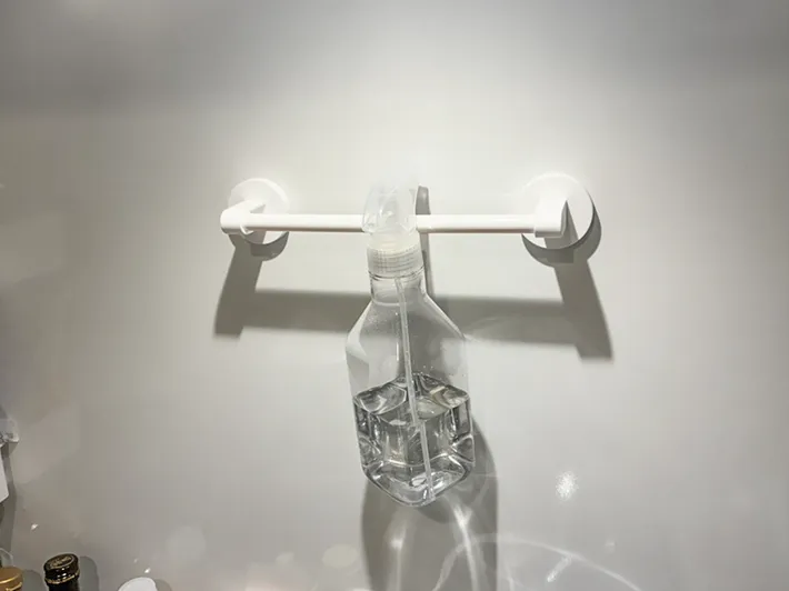 タオル掛けに引っ掛けたスプレーボトル（撮影：grapeライフハック編集部）