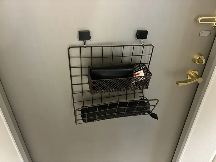 玄関で浮かせて収納する折りたたみ傘や財布、鍵（撮影：grapeライフハック編集部）