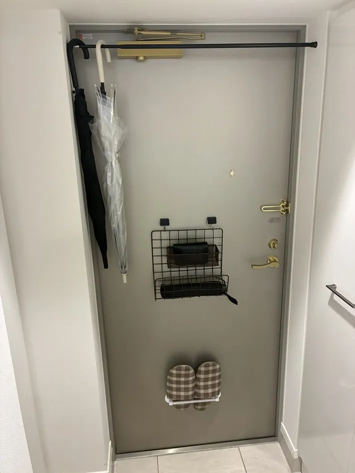 100均アイテムで作った玄関の浮かせて収納スペース（撮影：grapeライフハック編集部）