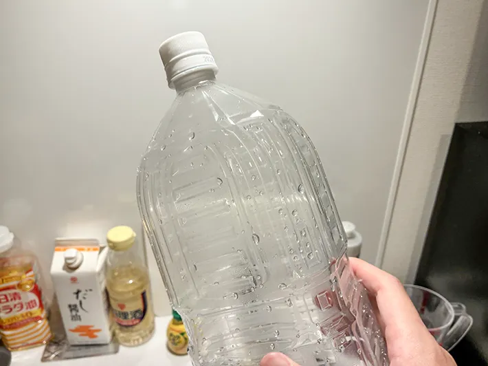 手で持ったペットボトル（撮影：grapeライフハック編集部）