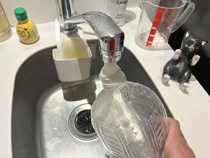 ペットボトルを水で洗う場面（撮影：grapeライフハック編集部）