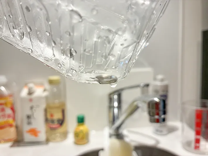 ペットボトルの中に入れたマグネット（撮影：grapeライフハック編集部）