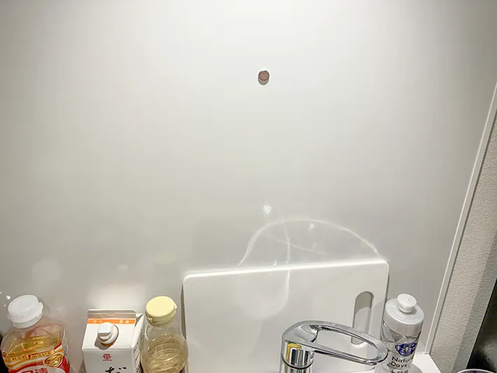キッチンの壁に貼ったマグネット（撮影：grapeライフハック編集部）