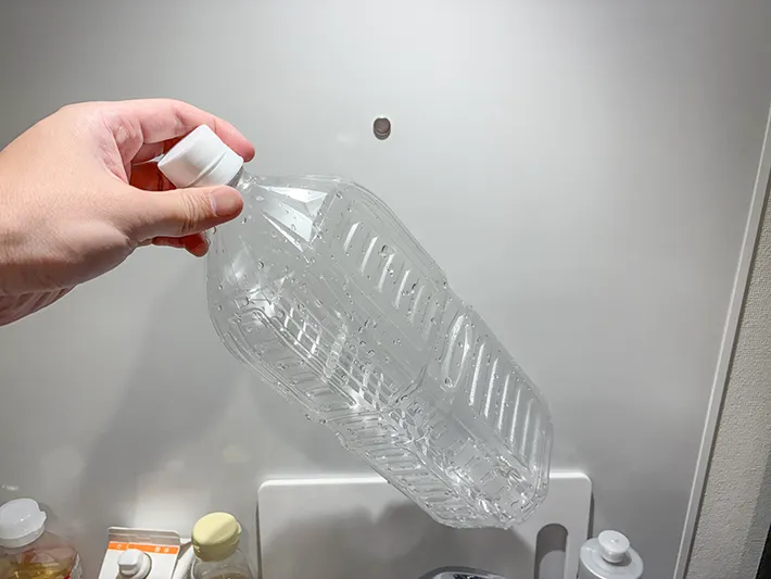 キッチンで手にするマグネット入りペットボトル（撮影：grapeライフハック編集部）