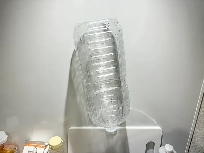 マグネットで浮かせて水を切るペットボトル（撮影：grapeライフハック編集部）