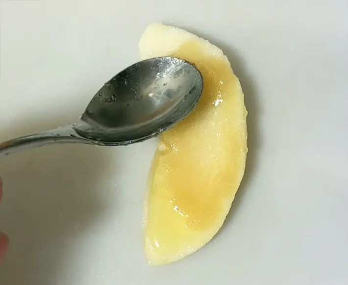 リンゴにバターを塗る写真（撮影：grapeフード編集部）