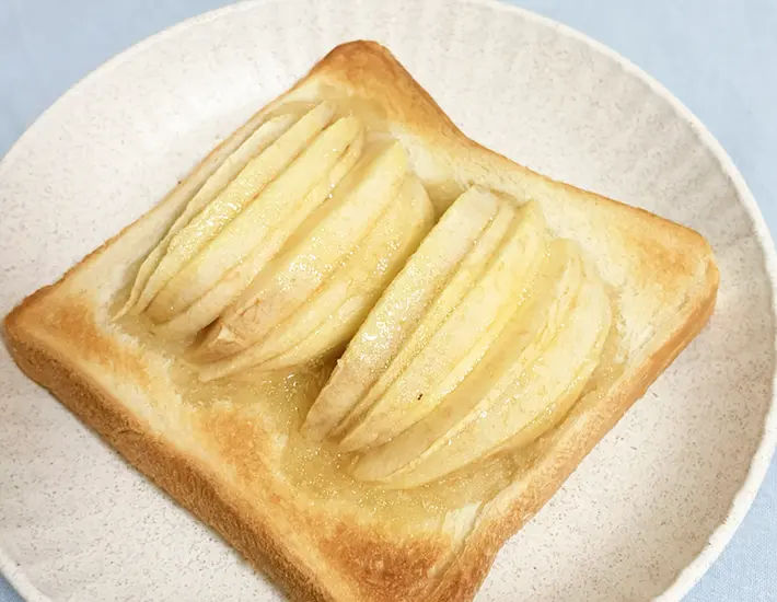 リンゴをのせて焼いたトーストの写真（撮影：grapeフード編集部）