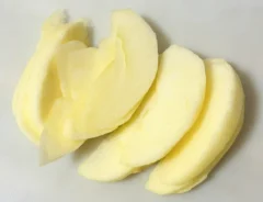 リンゴを薄切りにした写真（撮影：grapeフード編集部）
