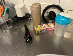 ブックスタンドにキッチンの写真（撮影：grapeライフハック編集部）