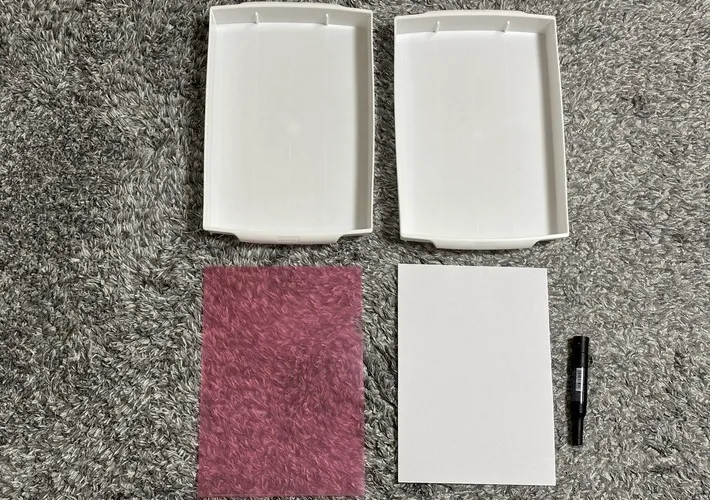 書類ケース、クリアファイル、紙、油性ペンの写真（撮影：川田幸寛）