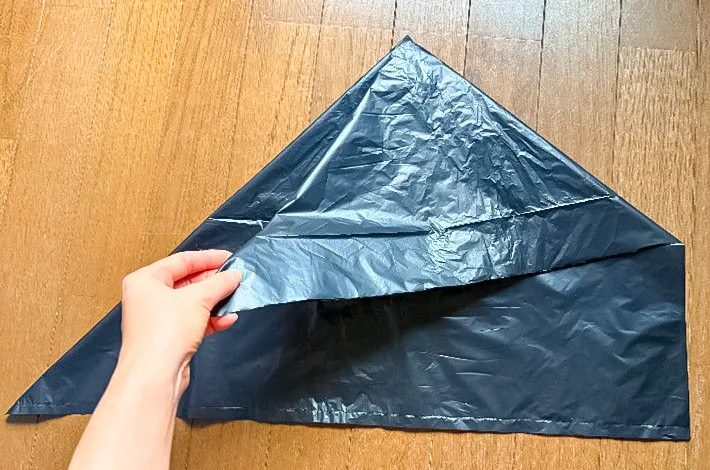 ゴミ袋を三角形に折った写真（撮影：grapeライフハック編集部）