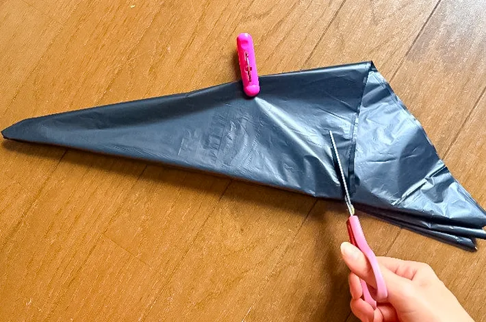 ゴミ袋の端を切り落とす写真（撮影：grapeライフハック編集部）