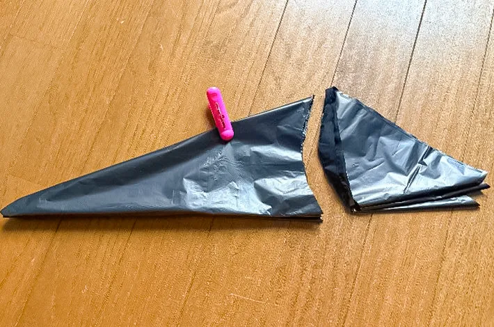 端を切り落としたゴミ袋の写真（撮影：grapeライフハック編集部）