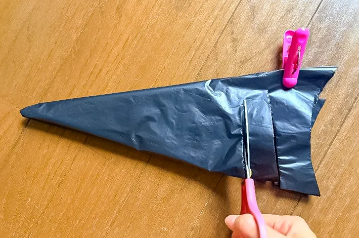 ゴミ袋に切り込みを入れる写真（撮影：grapeライフハック編集部）