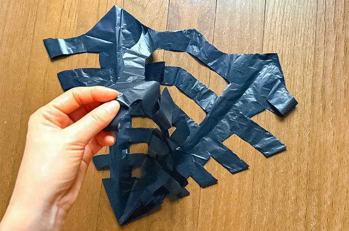 ゴミ袋を広げる写真（撮影：grapeライフハック編集部）