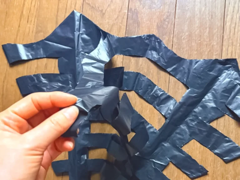 『巨大蜘蛛の巣』を作る写真（撮影：grapeライフハック編集部）