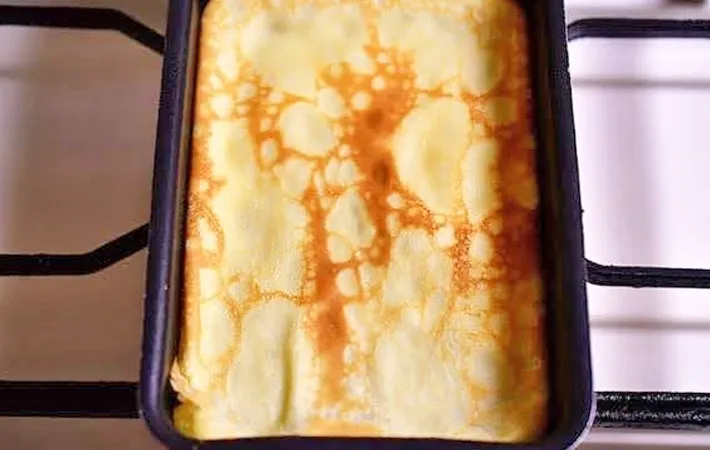 『玉子焼き器で作るミルクレープ』を作る写真（撮影：小泉明代）