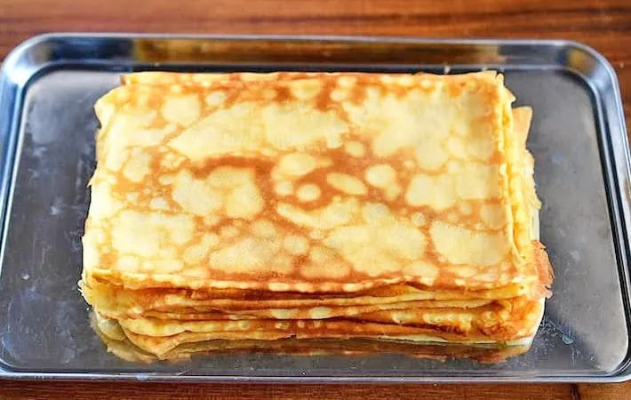 『玉子焼き器で作るミルクレープ』を作る写真（撮影：小泉明代）