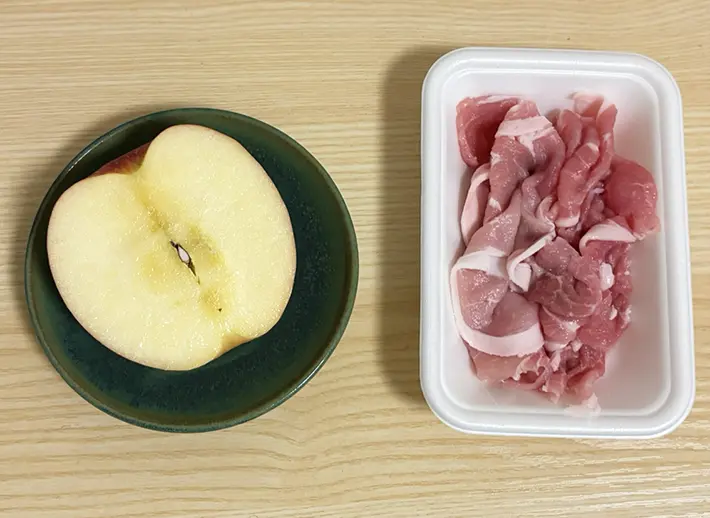 リンゴと豚肉の写真（撮影：grapeフード編集部）