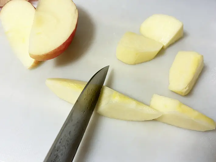 リンゴを切る写真（撮影：grapeフード編集部）
