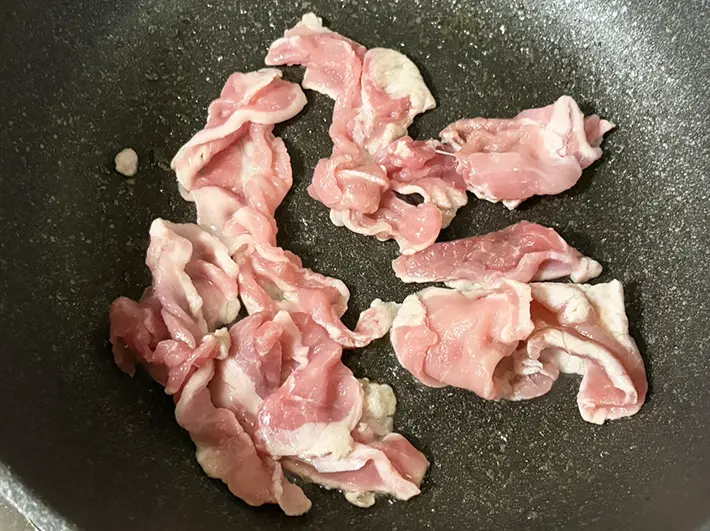 豚肉を炒める写真（撮影：grapeフード編集部）