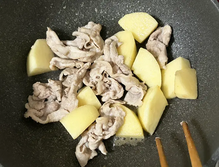 豚肉とリンゴを炒める写真（撮影：grapeフード編集部）