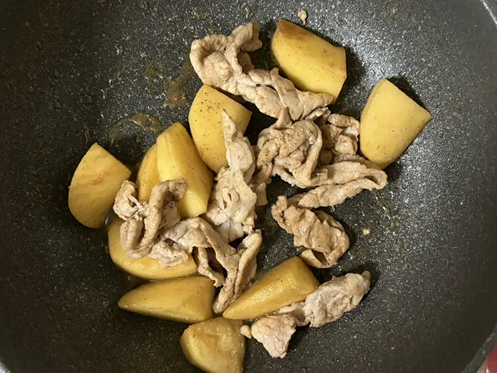 豚肉とリンゴを炒めた写真（撮影：grapeフード編集部）