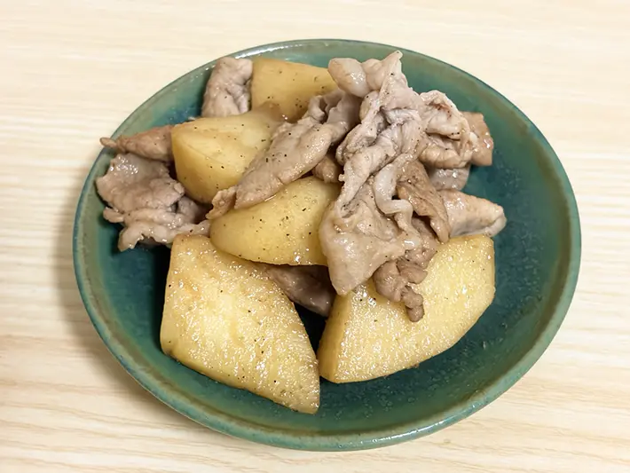 豚肉とリンゴを醤油で炒めた写真（撮影：grapeフード編集部）